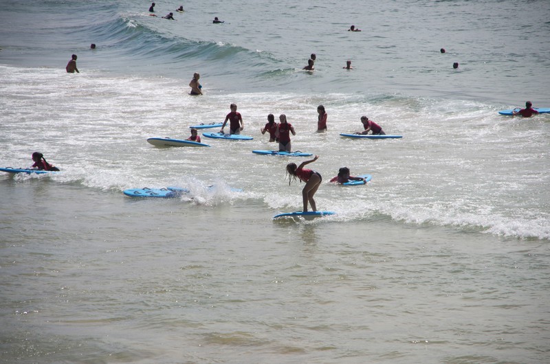Junge Surferinnen in Manly Beach