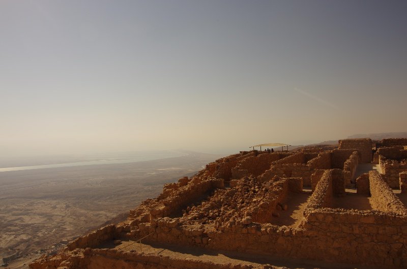 Blick vom Plateau mit Teilen der Festung und dem Toten Meerr
