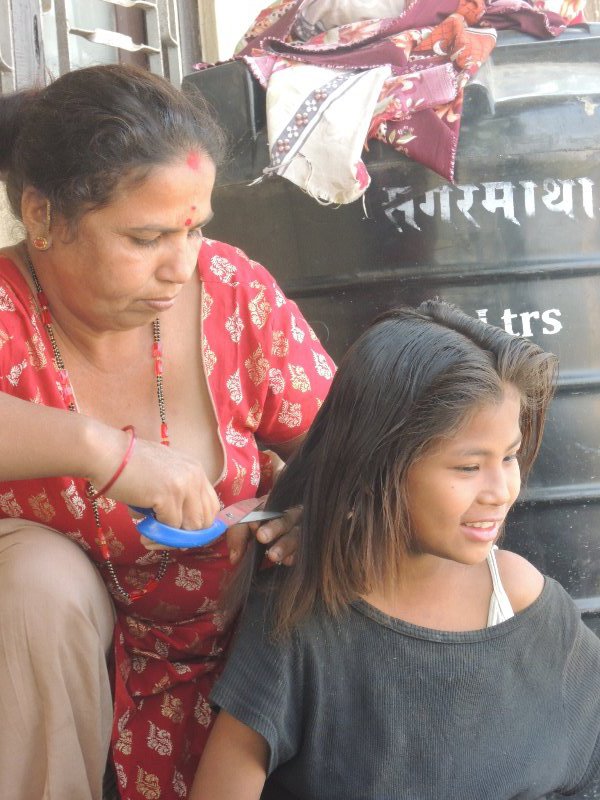 Haare Schneiden auf nepalesisch