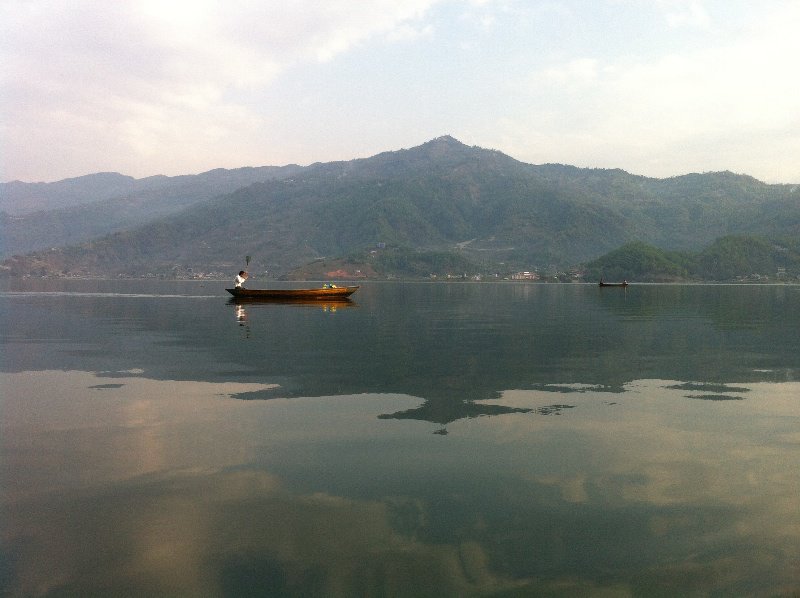 Phewa Lake am frühen Morgen