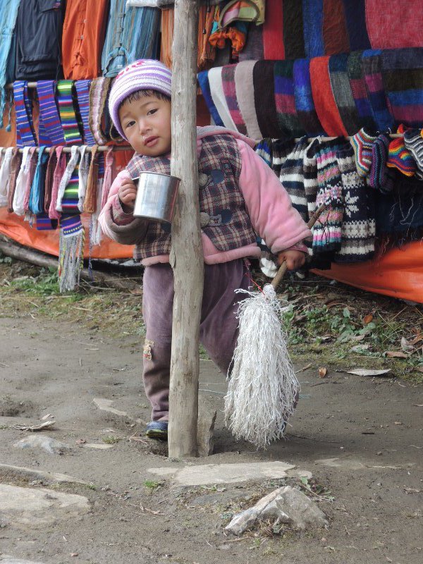 Kleines Mädchen in einer Siedlung am Wegesrand