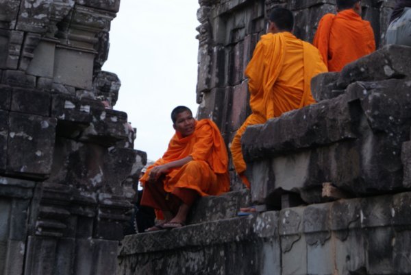Monks waiting for sunset - Angkor