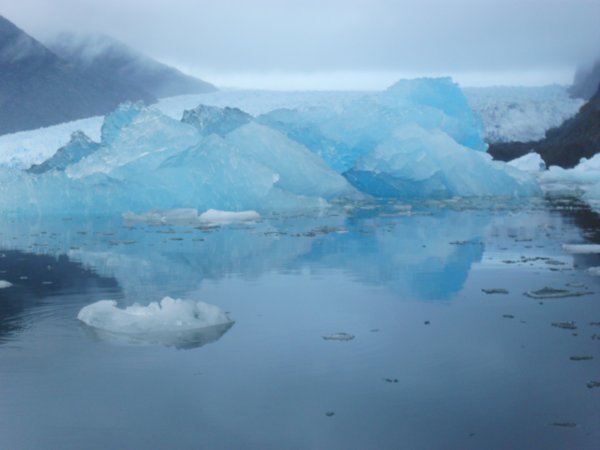 El sol refleja el iceberg dando diferentes tonos de azul