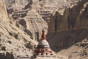 Chorten and clay cliffs in Tholing