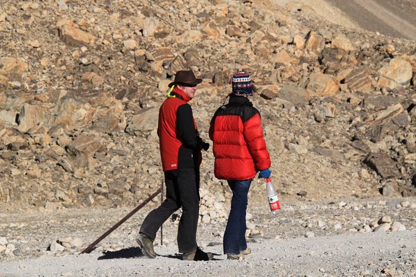 Liff & Roy walking towards Mt Everest