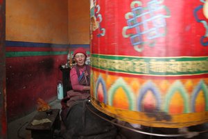 Old Lady a& Prayer wheel in Rongphu