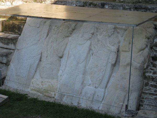Limestone udhugniner af erobrede konger, som blev bragt til paladset. 