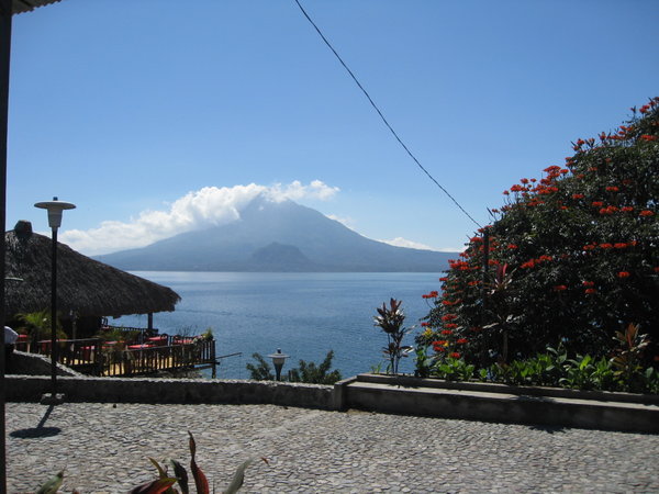 Lake Atitlan med vulkan i baggrunden