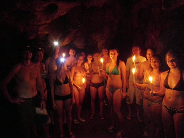 Gruppebillede inde i grotten