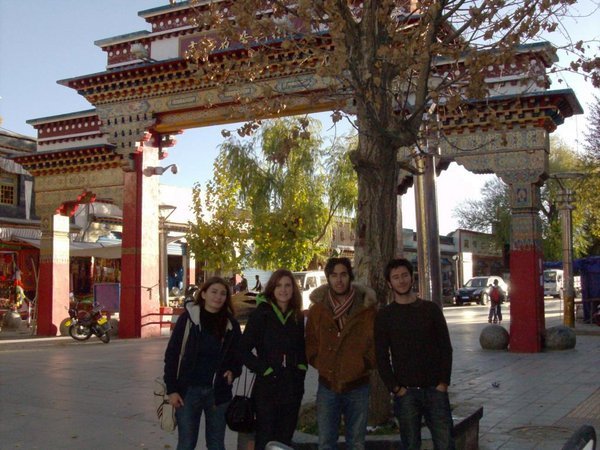 Carina, ich, Fede und Marco in Shigatse