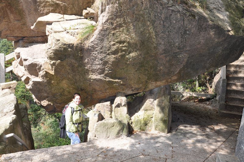 boulder balancing 