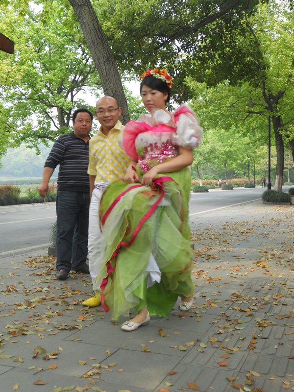 another couple on Longjing Lu getting photos