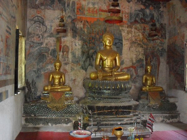 Gold Buddha statues in the temple