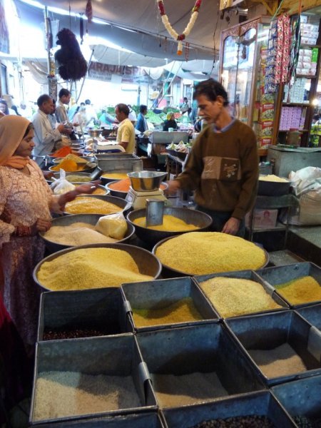 "Bag o' split peez an' a haf o' saffron pleez Bazza", Jodhpur Spicemarket