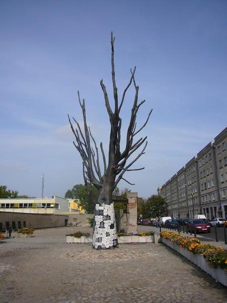 Memorial Tree at Pawiak