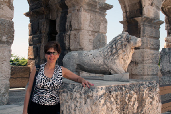Jennie with lion in Pula Arena