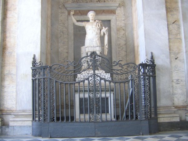 San Giovanni in Laterano - Statue of Constantine