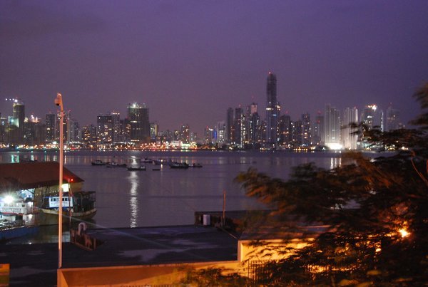 Skyline von Panama City bei Nacht