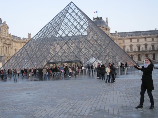Displaying the Louvre