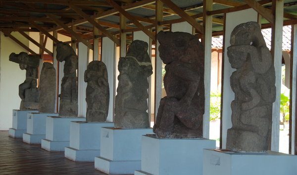 Zapatera statues