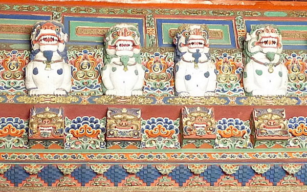 Snow Lions guarding the doorway to the White Palace