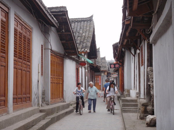 Langzhong - alleyways coming to life in the morning
