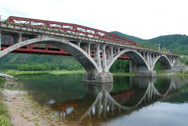 stop 5 - the ferro concrete arched viaduct & iron bridge  over the Bolshaya Polovinnaya River