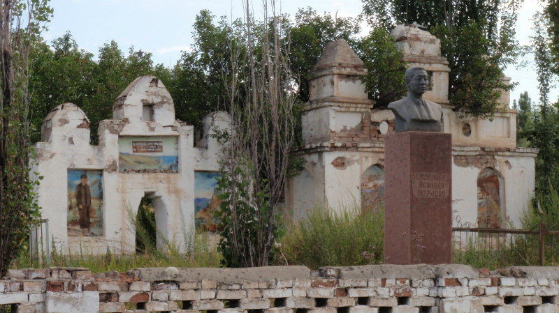 roadside cemetries - painted tombs