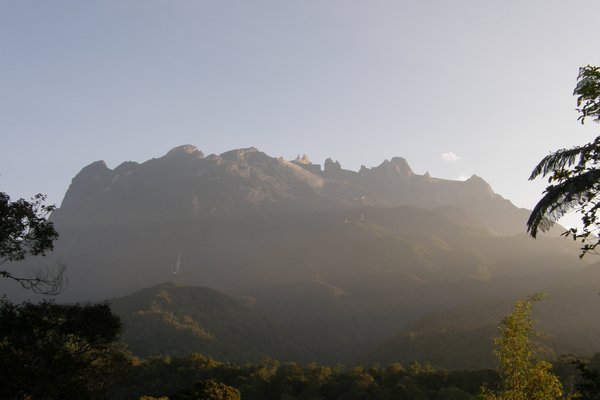 Mt Kinabalu paa afstand