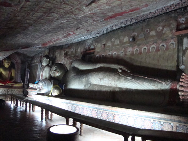 reclining buddha at Dhambulla