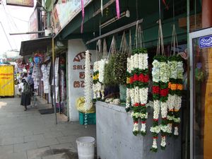 flower chains for sale near temples