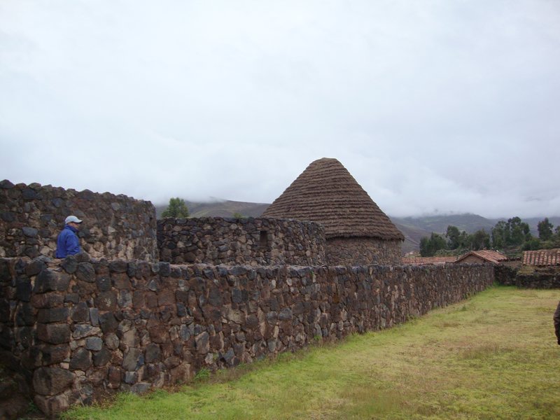 Inca wall & hut, Raqchi