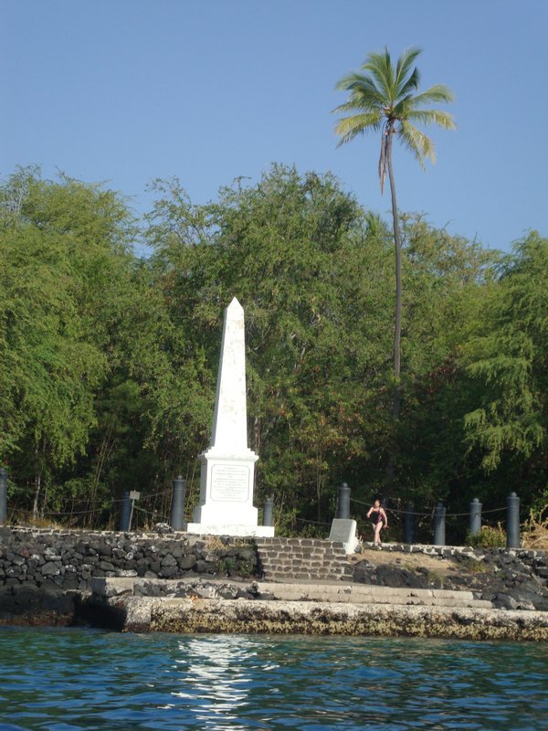 monument to Captain Cook on the bay