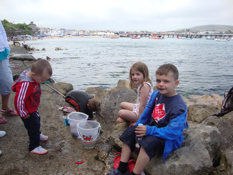 6-children catching crabs