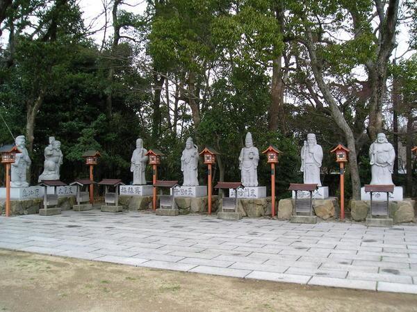 Yishima Temple - Standing Statues