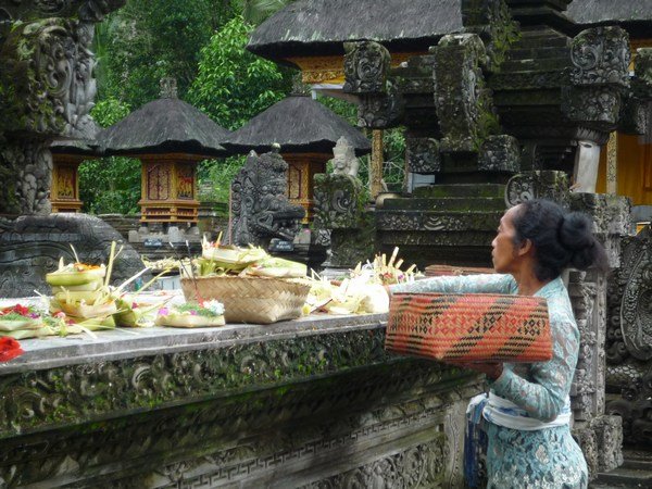 Giving offerings, Tirta temple