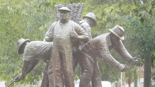 Statue of vineyard workers.