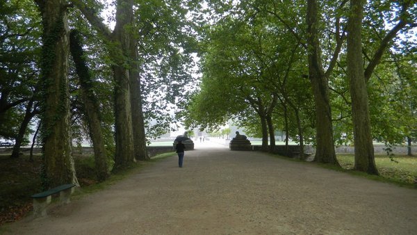 Walking to Chenonceau!