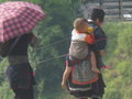 femme hmong noir portant son bebe