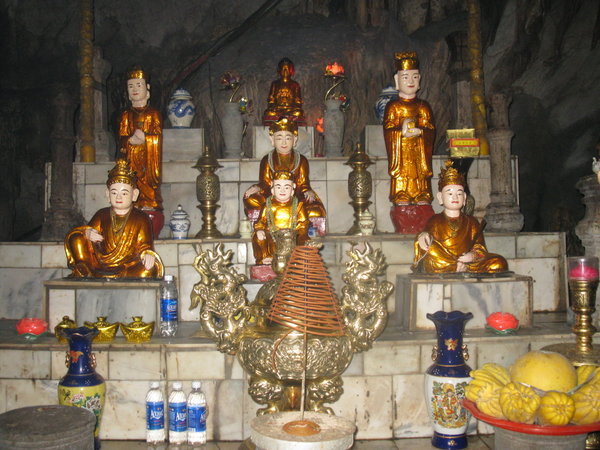autel dans la pagode aux parfums