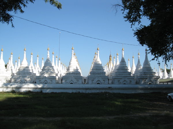 Stupas renfermant des steles bouddhistes