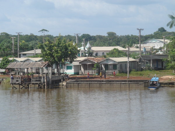 Village sur les bords de l'Amazone