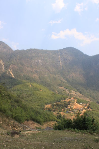 Un des villages des Black H'mong situé sur le flanc d'une belle montagne