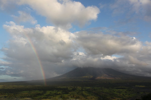 Un bel arc-en-ciel devant le Mt. Mayon
