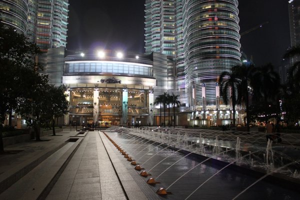 Les fontaines devant les Petronas Towers