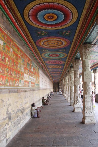 Un couloir à l'intérieur du temple
