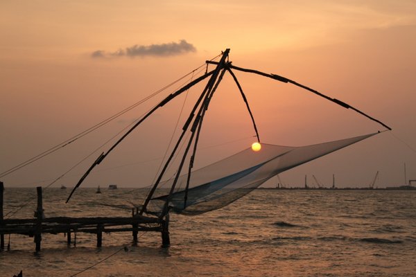 Ancien filet de pêche chinois au coucher de soleil