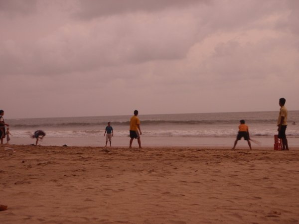 Grosse partie de Cricket sur la plage...