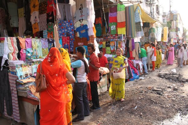 Du shopping dans les rues de Varanasi