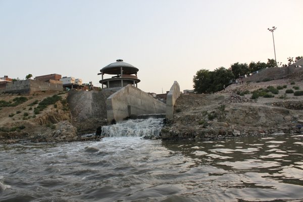 Les égouts qui se déverse dans le Gange